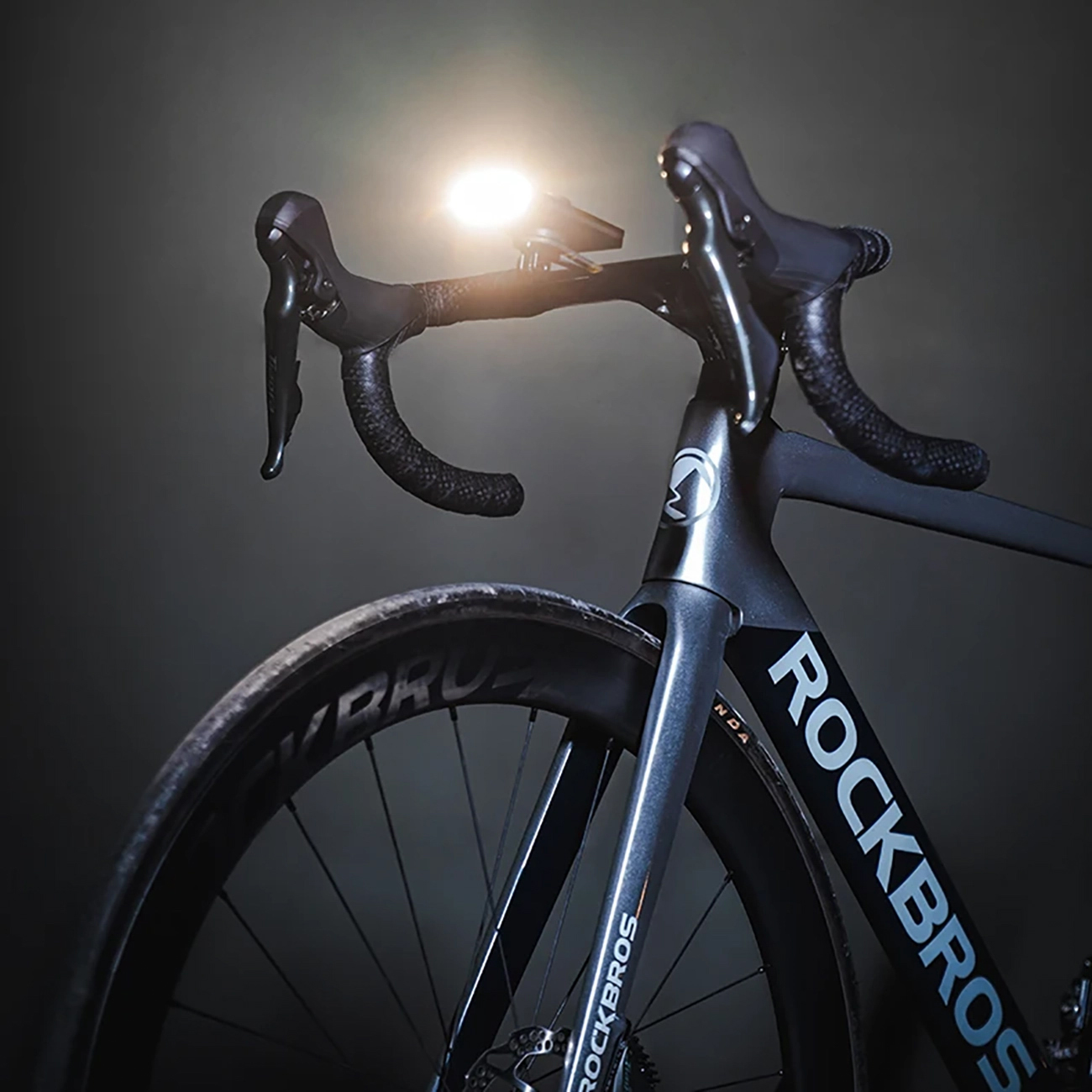 O bicicletă cu o lumină frontală pentru bicicletă Rockbros JP008 instalată